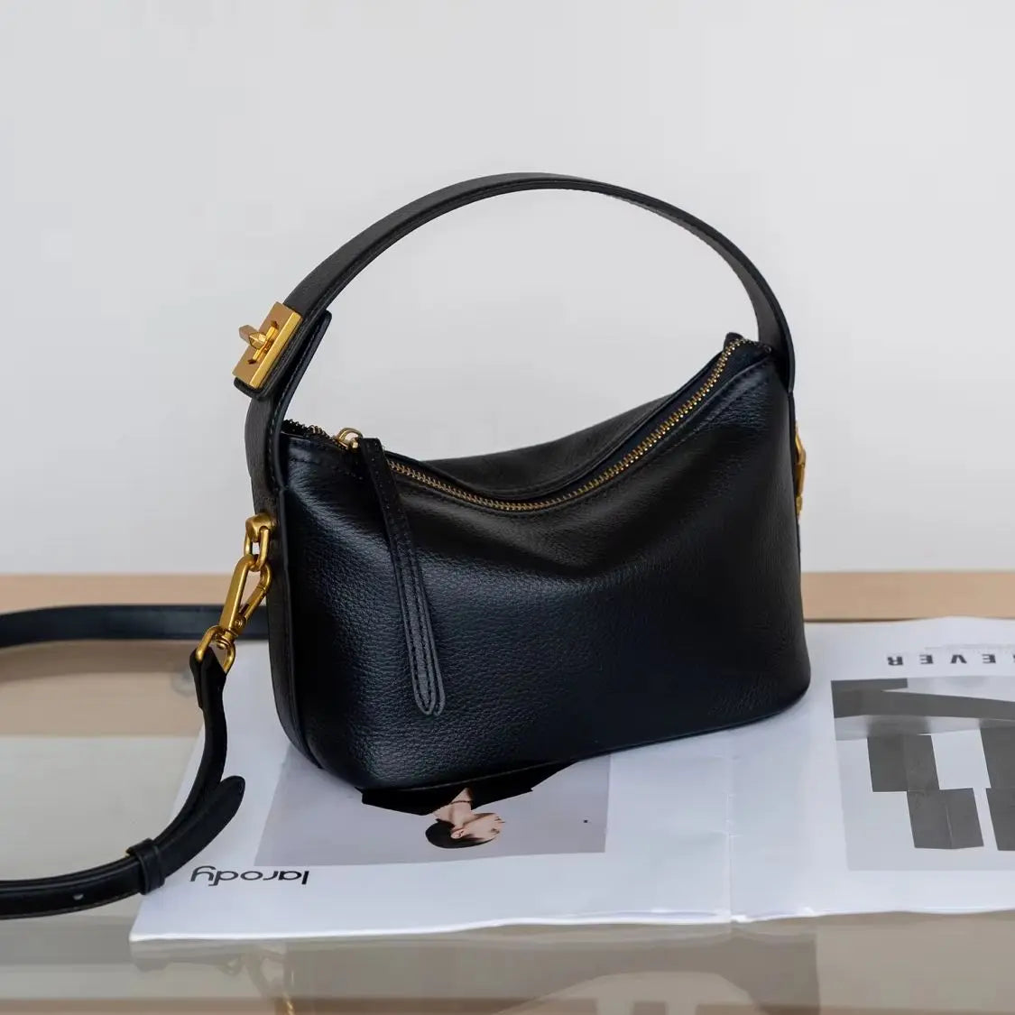 Sac à bandoulière en cuir pleine fleur pour femmes.