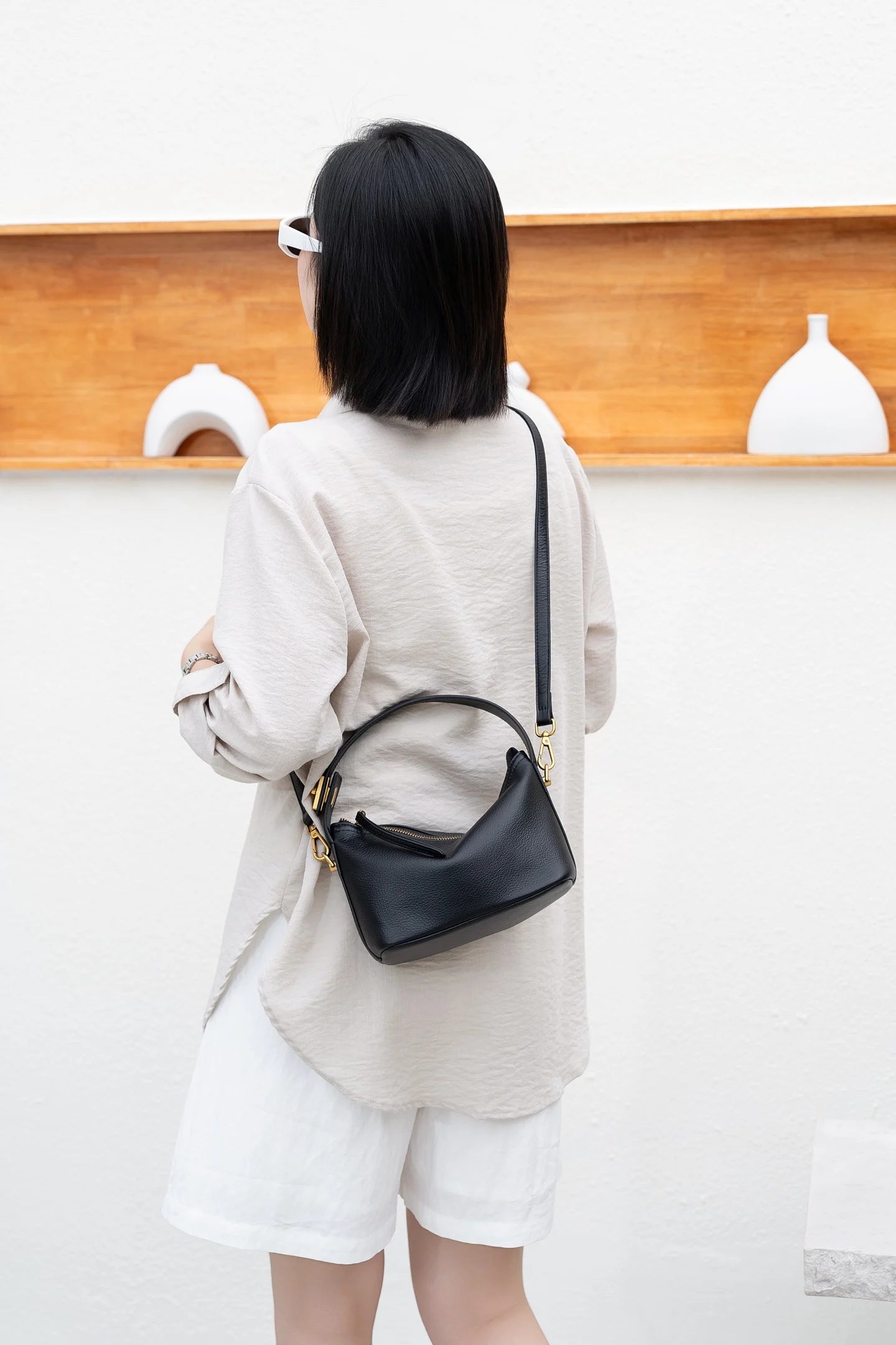 Sac à bandoulière en cuir pleine fleur pour femmes.