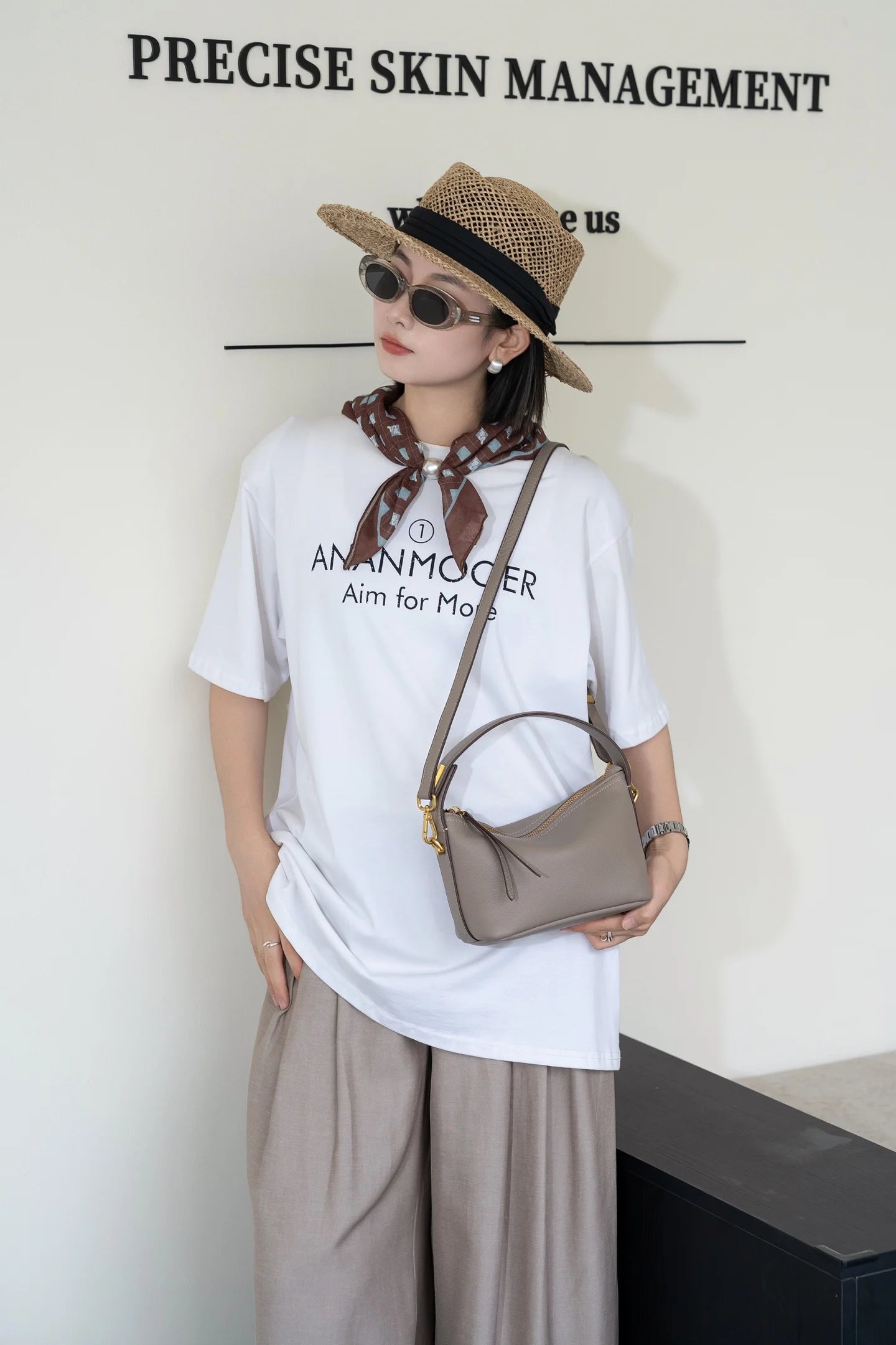 Sac à bandoulière en cuir pleine fleur pour femmes.