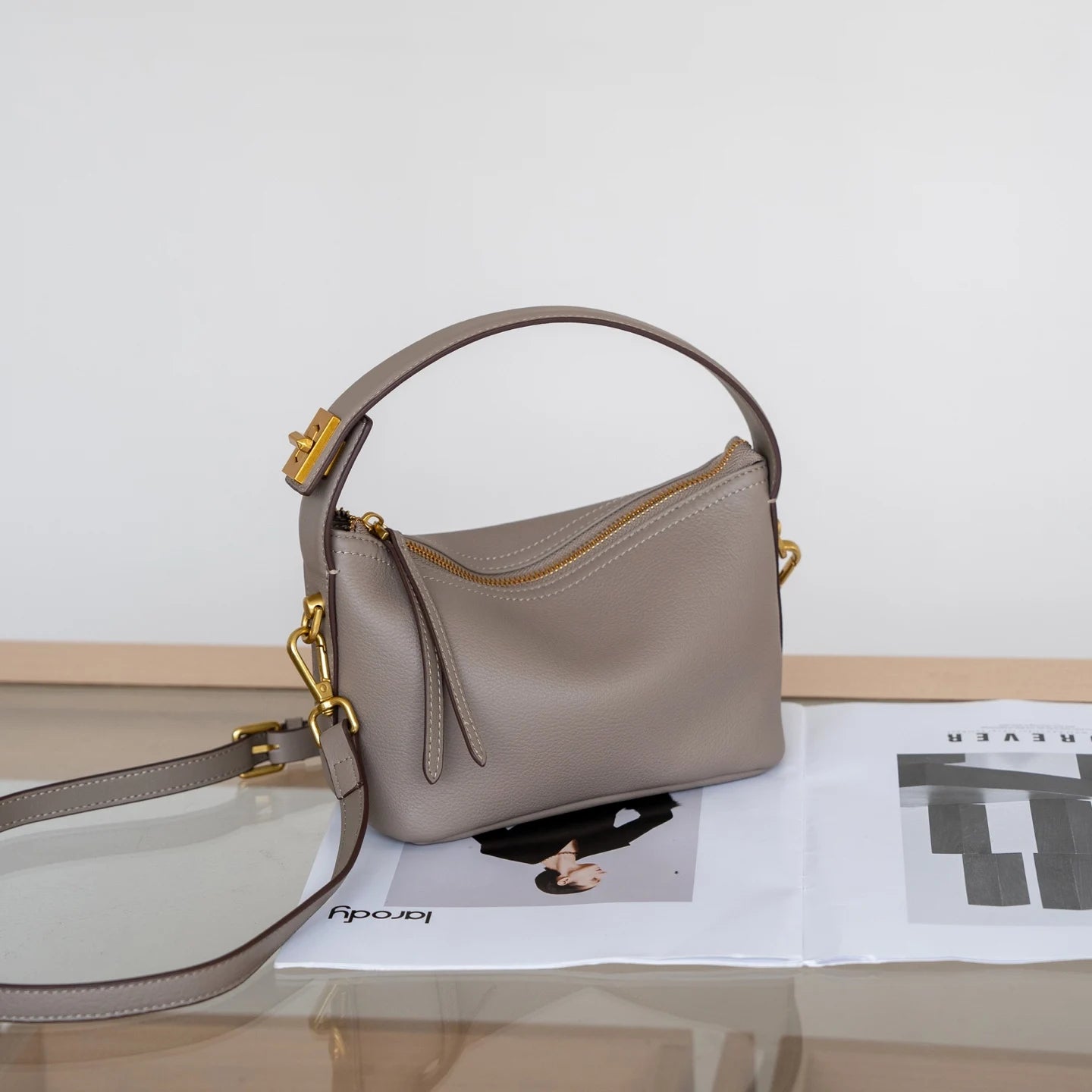 Sac à bandoulière en cuir pleine fleur pour femmes.