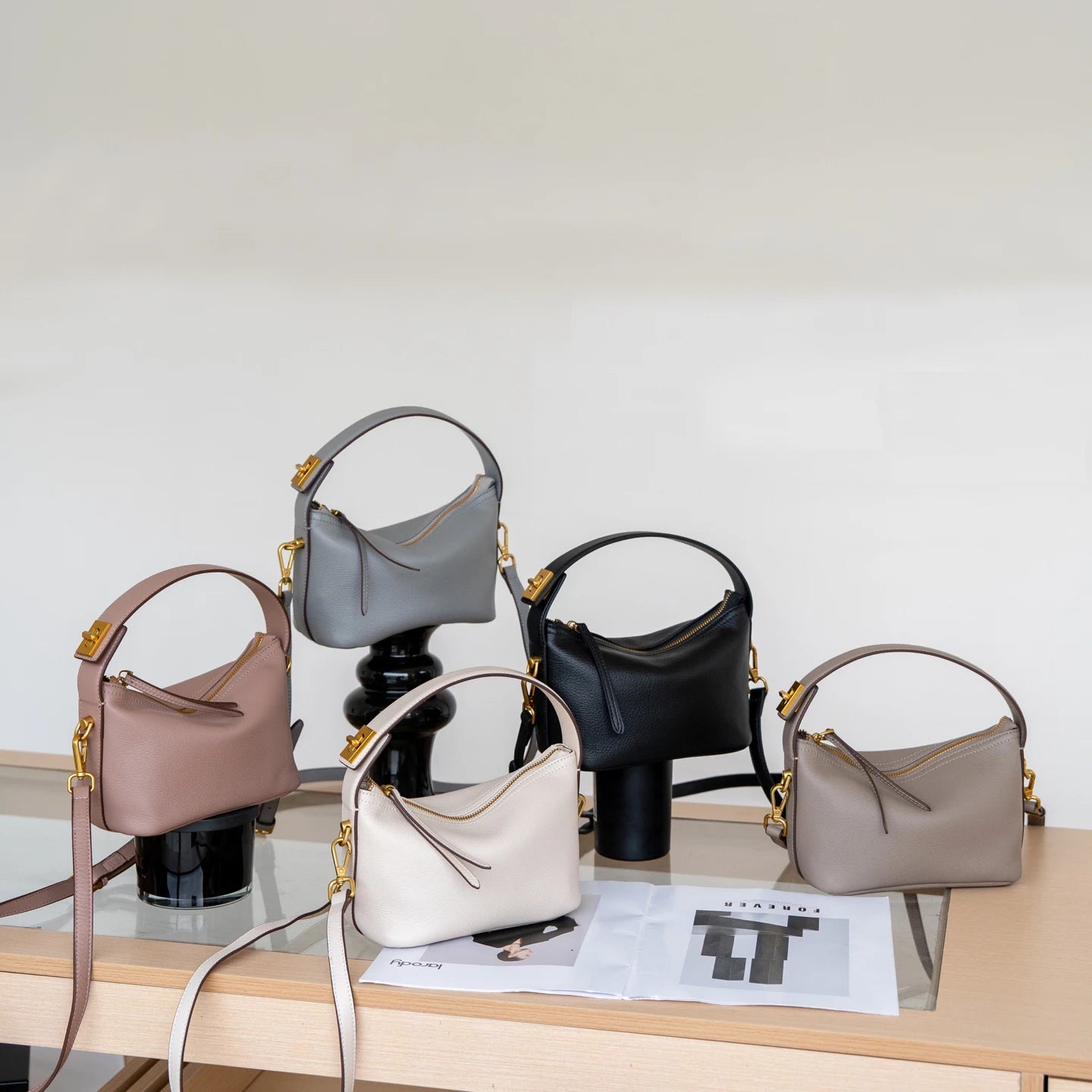 Sac à bandoulière en cuir pleine fleur pour femmes.
