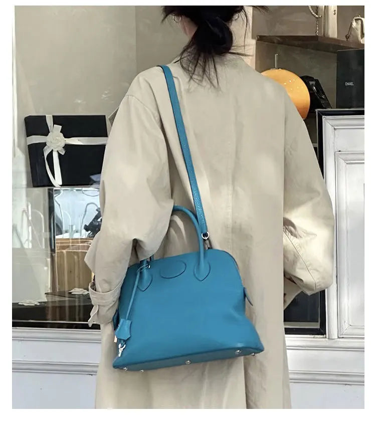 Sac à main coquille en cuir Togo.