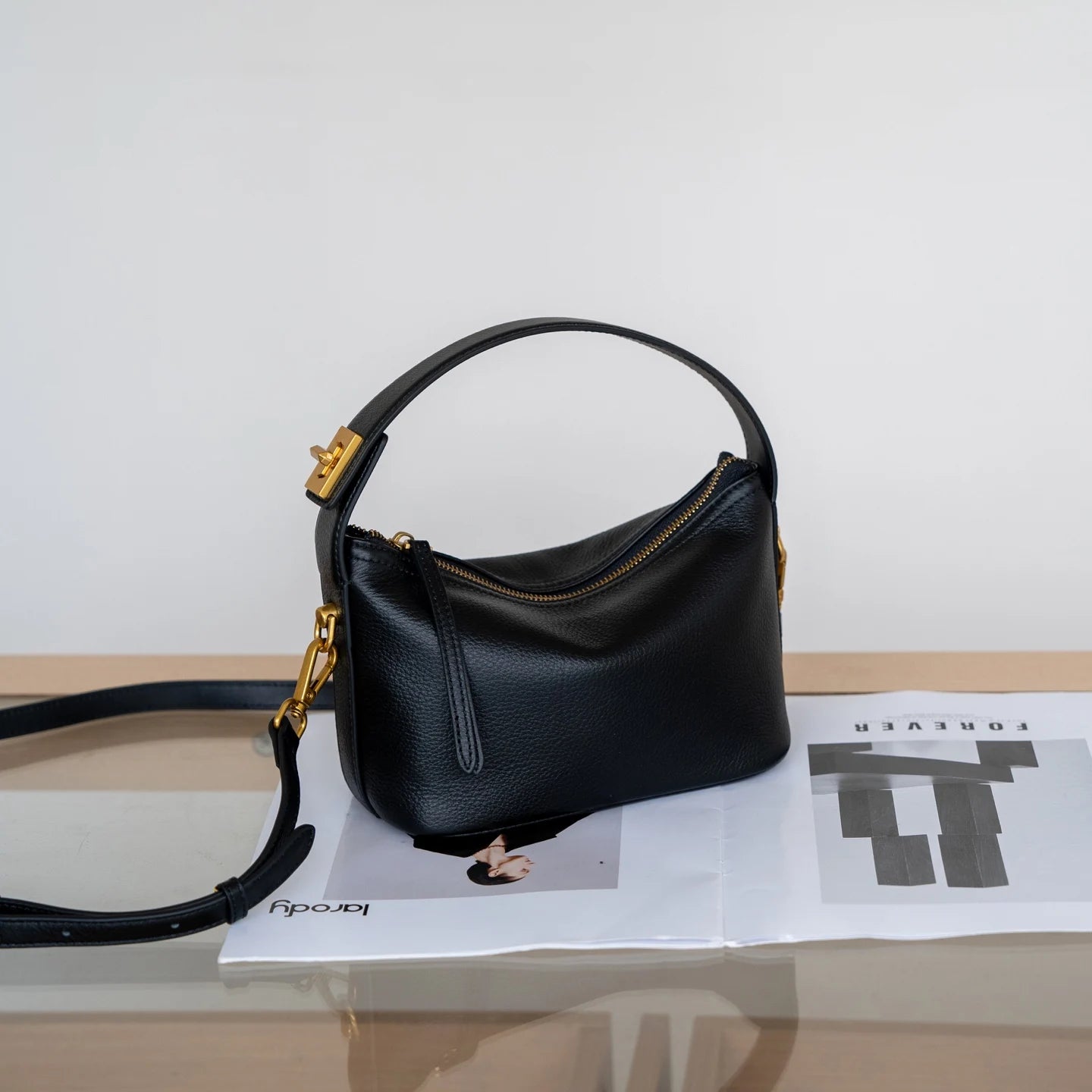 Sac à bandoulière en cuir pleine fleur pour femmes.