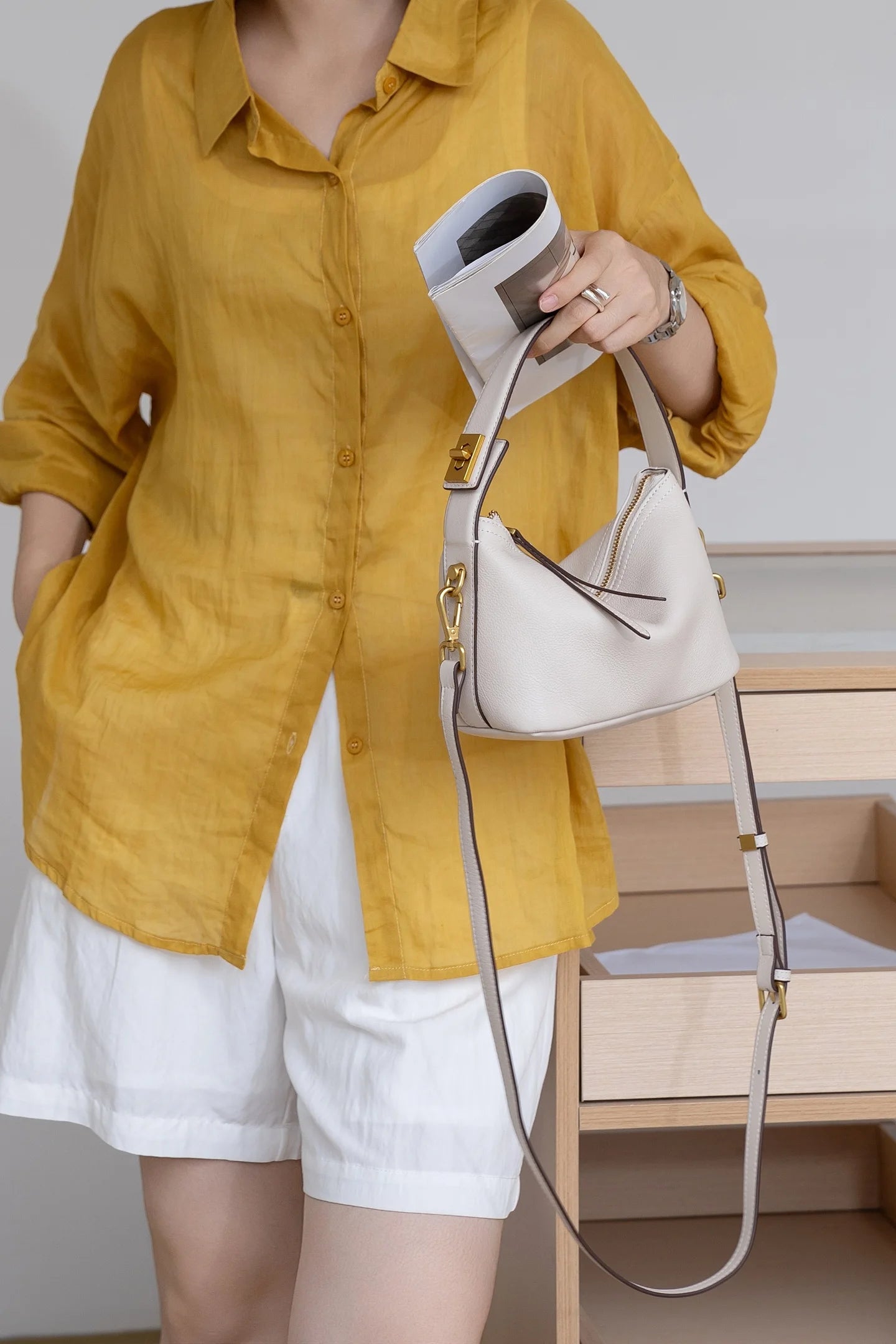 Sac à bandoulière en cuir pleine fleur pour femmes.