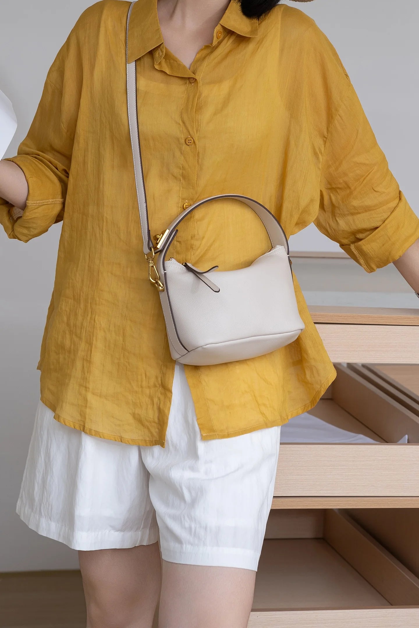 Sac à bandoulière en cuir pleine fleur pour femmes.