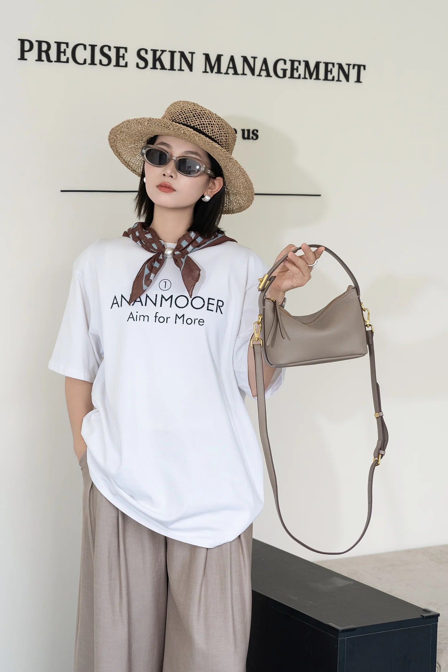 Sac à bandoulière en cuir pleine fleur pour femmes.