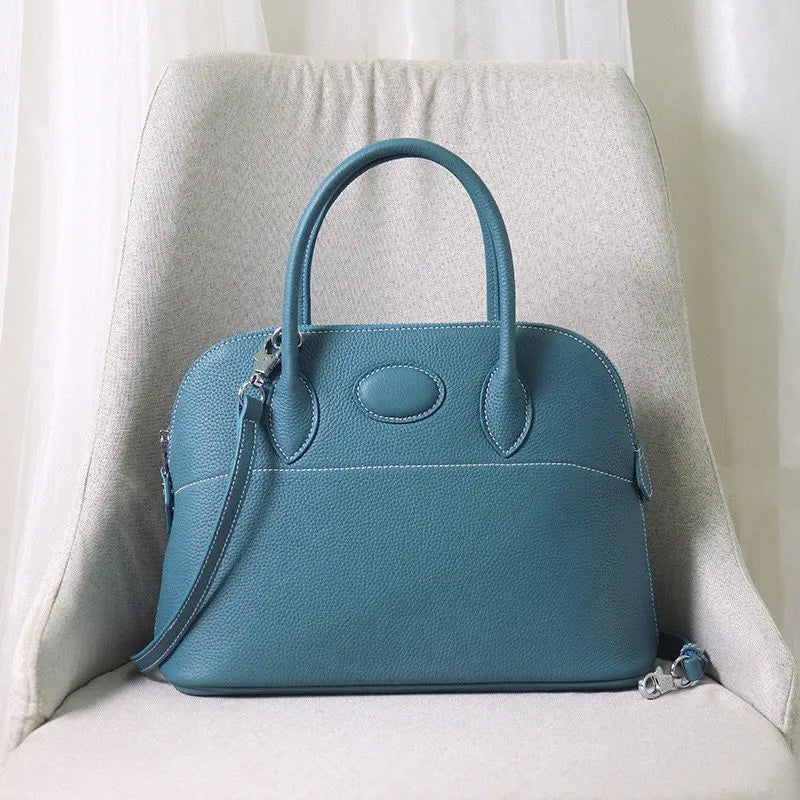 Sac à main coquille en cuir Togo.