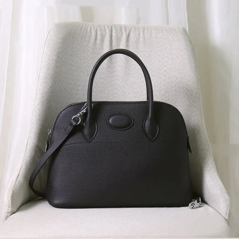 Sac à main coquille en cuir Togo.