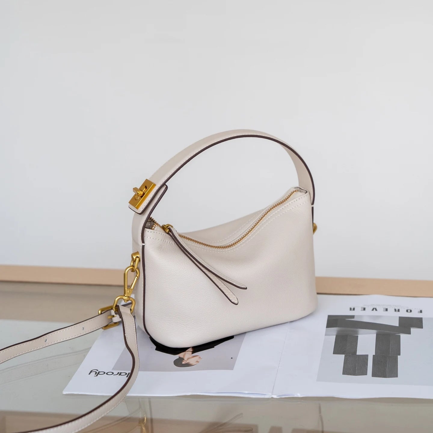 Sac à bandoulière en cuir pleine fleur pour femmes.