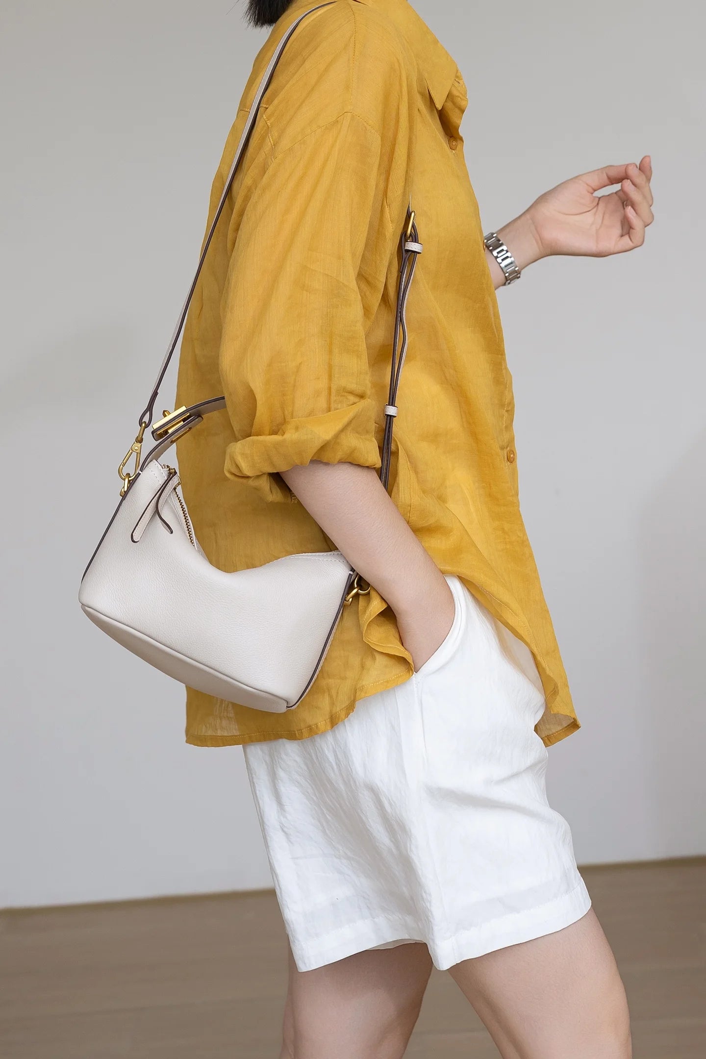 Sac à bandoulière en cuir pleine fleur pour femmes.
