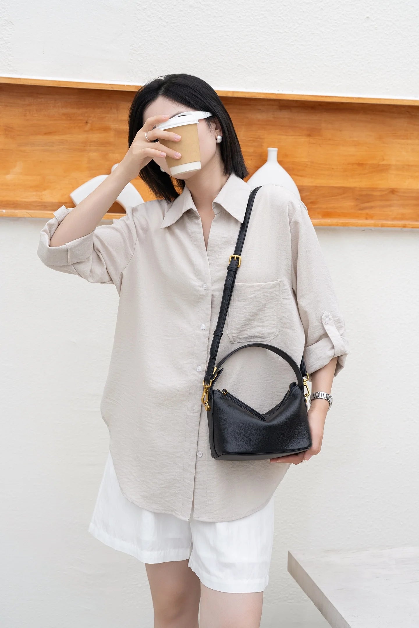 Sac à bandoulière en cuir pleine fleur pour femmes.